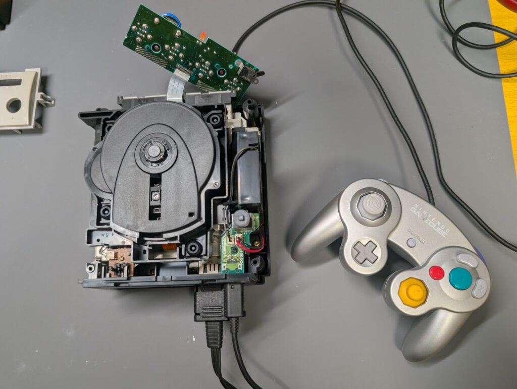 ゲームキューブの電池交換後の動作確認時の写真