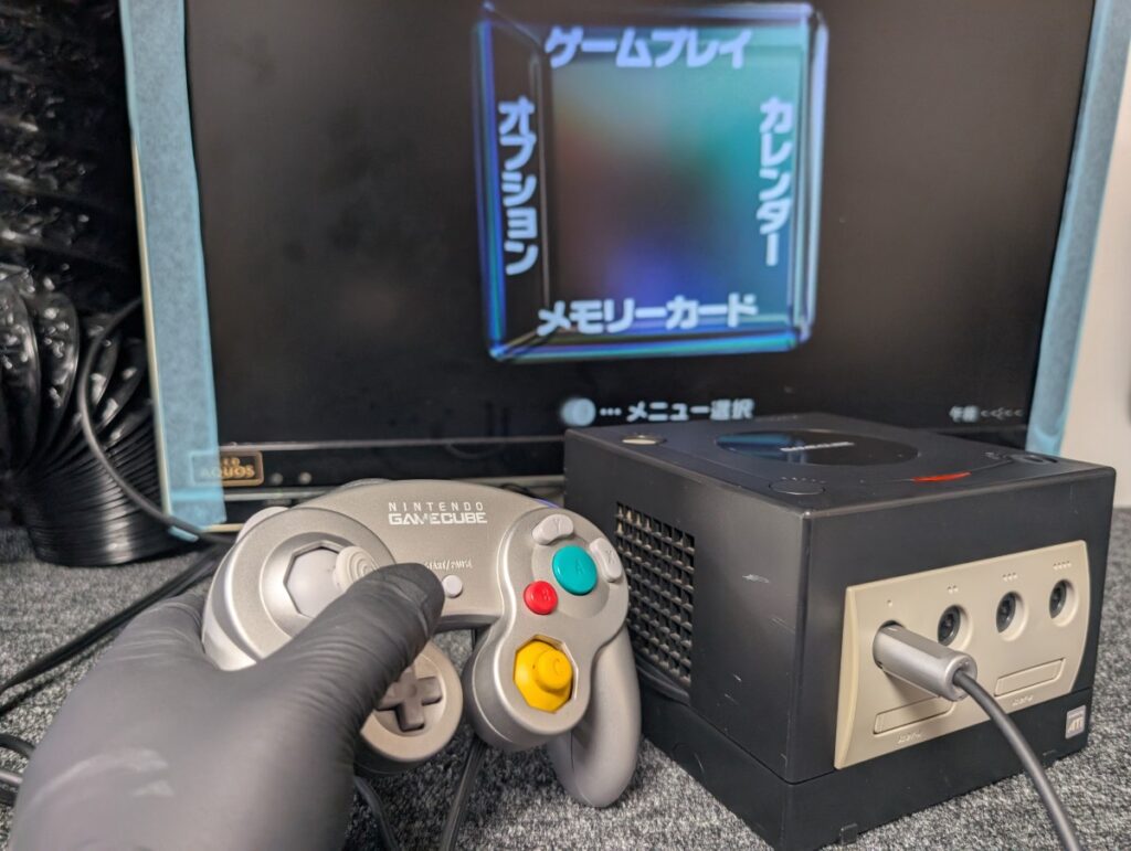 コントローラーが反応しないゲームキューブの写真
コントローラーを操作している手