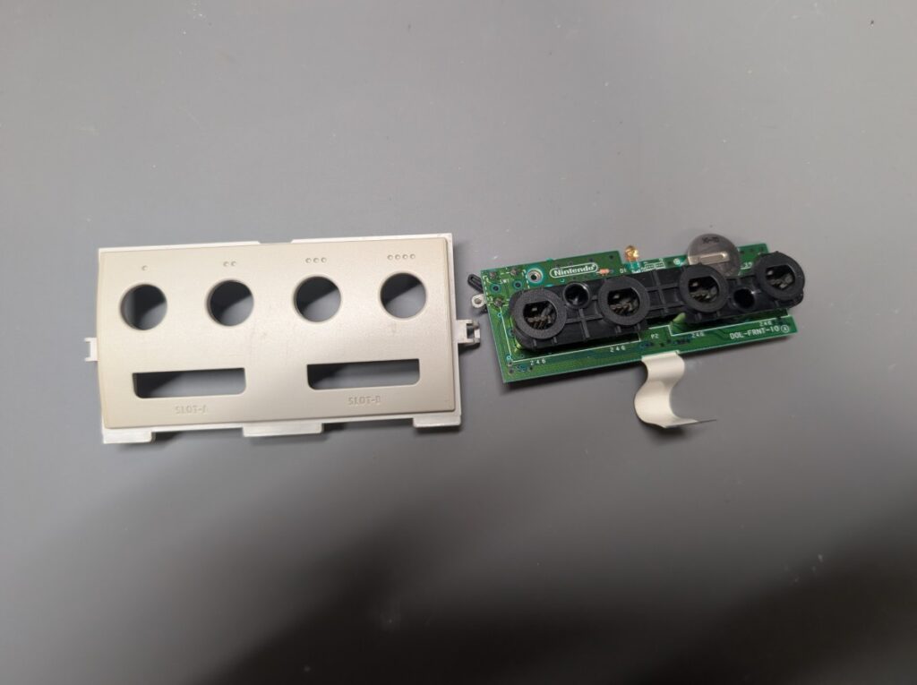 ゲームキューブのコントローラースロット基板の写真
カバーから取り外し時