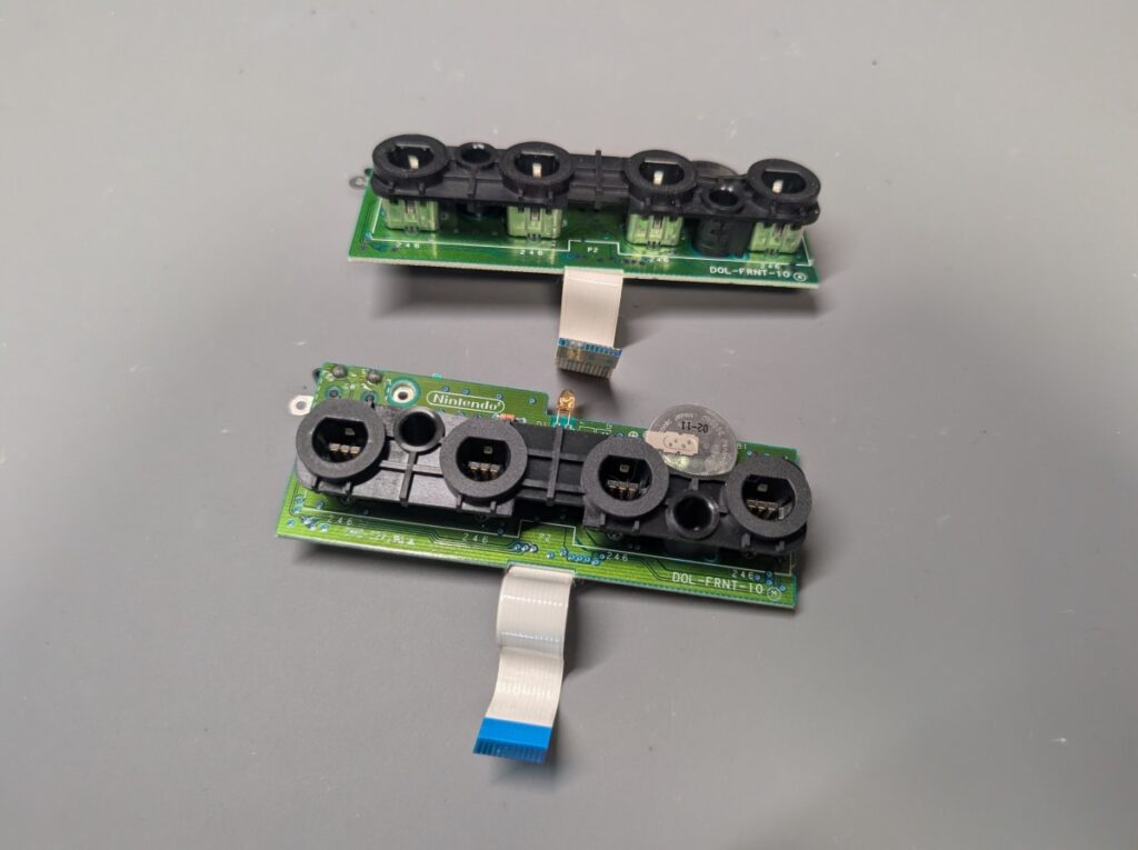 ゲームキューブのコントローラースロット基板の比較写真
