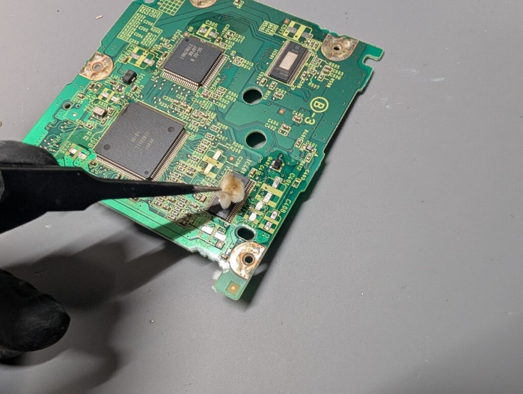 ゲームキューブのディスクドライブ基板からコンデンサを取り外した後の清掃時の写真