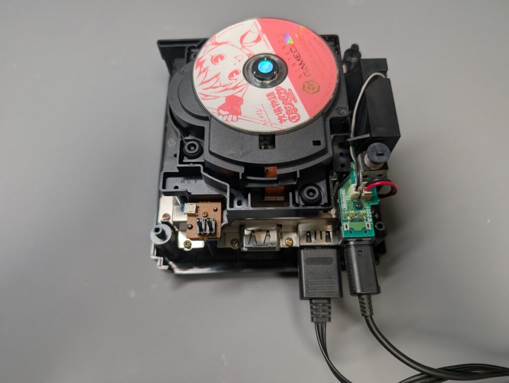 ゲームキューブのディスクドライブ基板修理後の動作確認時の写真