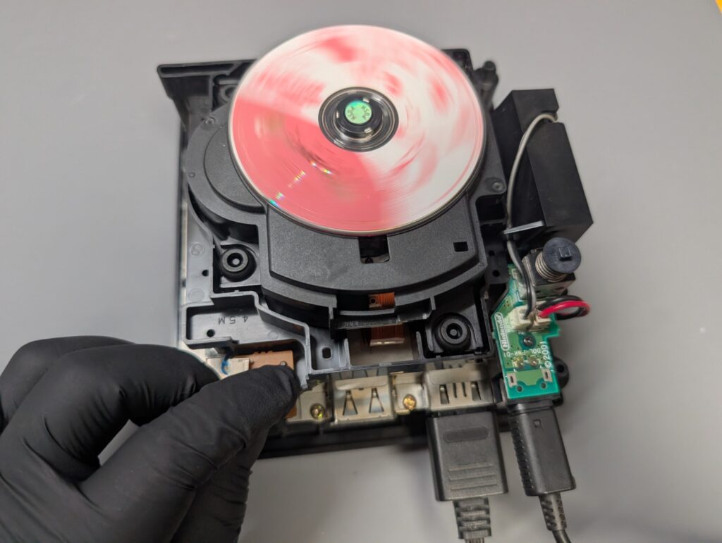 ゲームキューブのディスクドライブ基板修理後の動作確認時の写真
ディスク読み込み開始