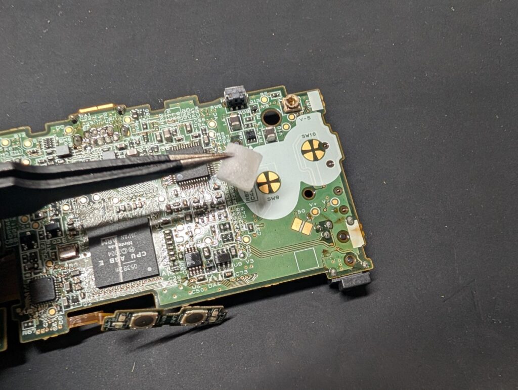 ゲームボーイミクロのボタン修理後の清掃時の写真