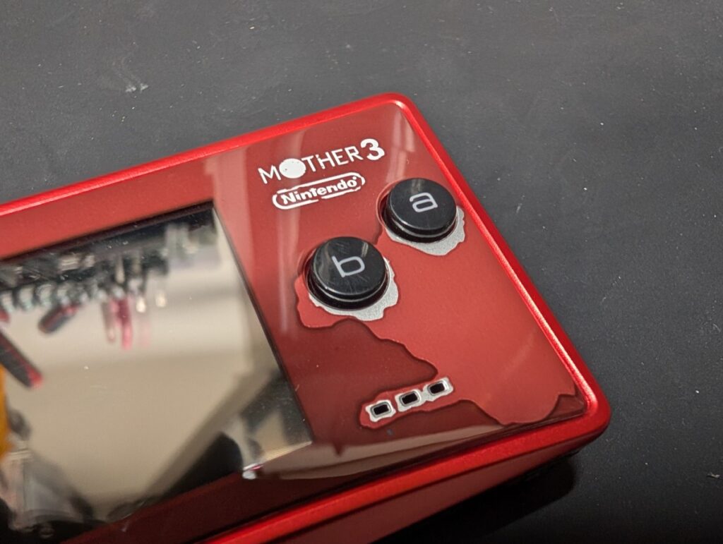 ゲームボーイミクロのAボタンの接写
