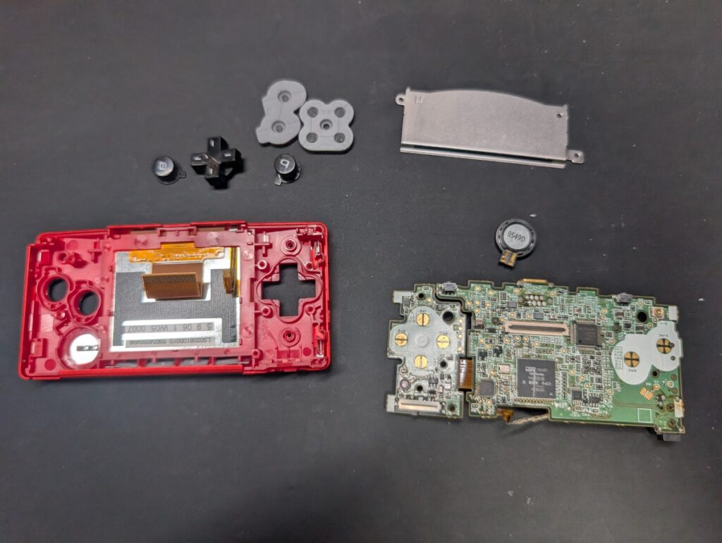 ゲームボーイミクロの分解時の写真
基板取り出しとボタンの取り外し後