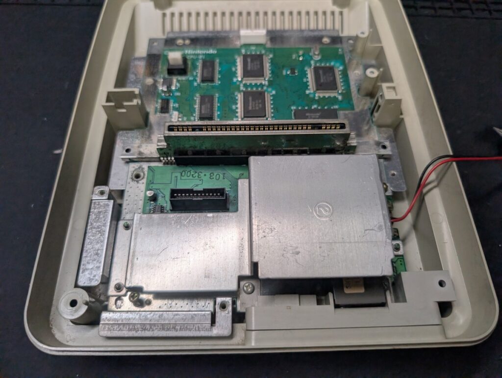 スーパーファミコンの内部の写真
分解時の写真