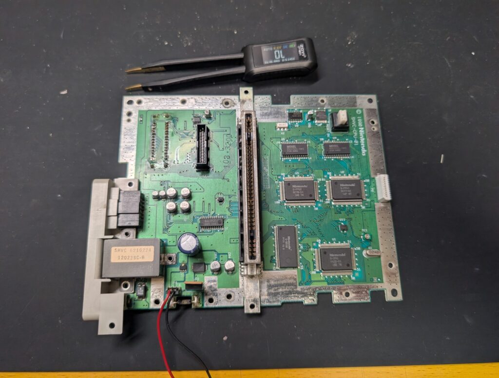 スーパーファミコンの基板点検時の様子