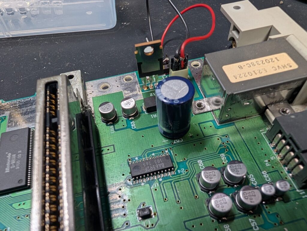 スーパーファミコンの劣化したコンデンサの写真