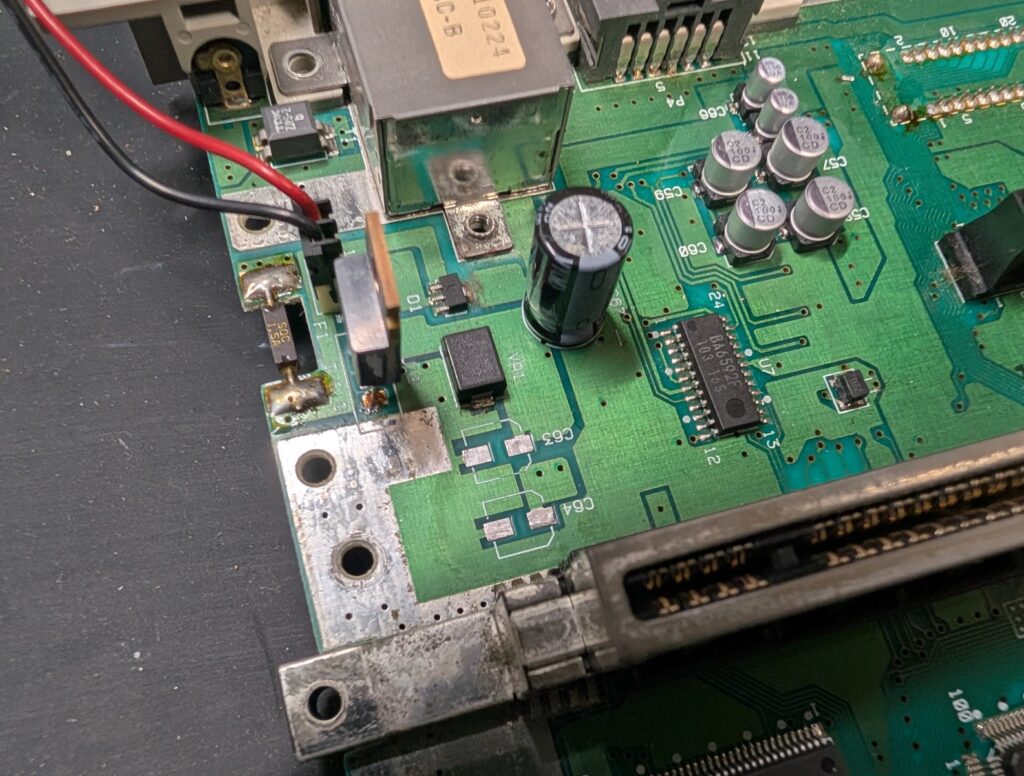 スーパーファミコンの基板修理時の様子
コンデンサの交換中