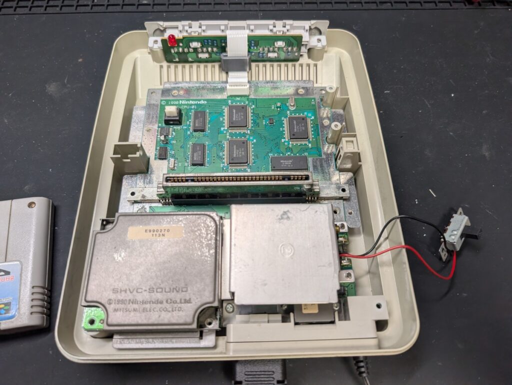 スーパーファミコンの基板修理後の組み立て時の写真