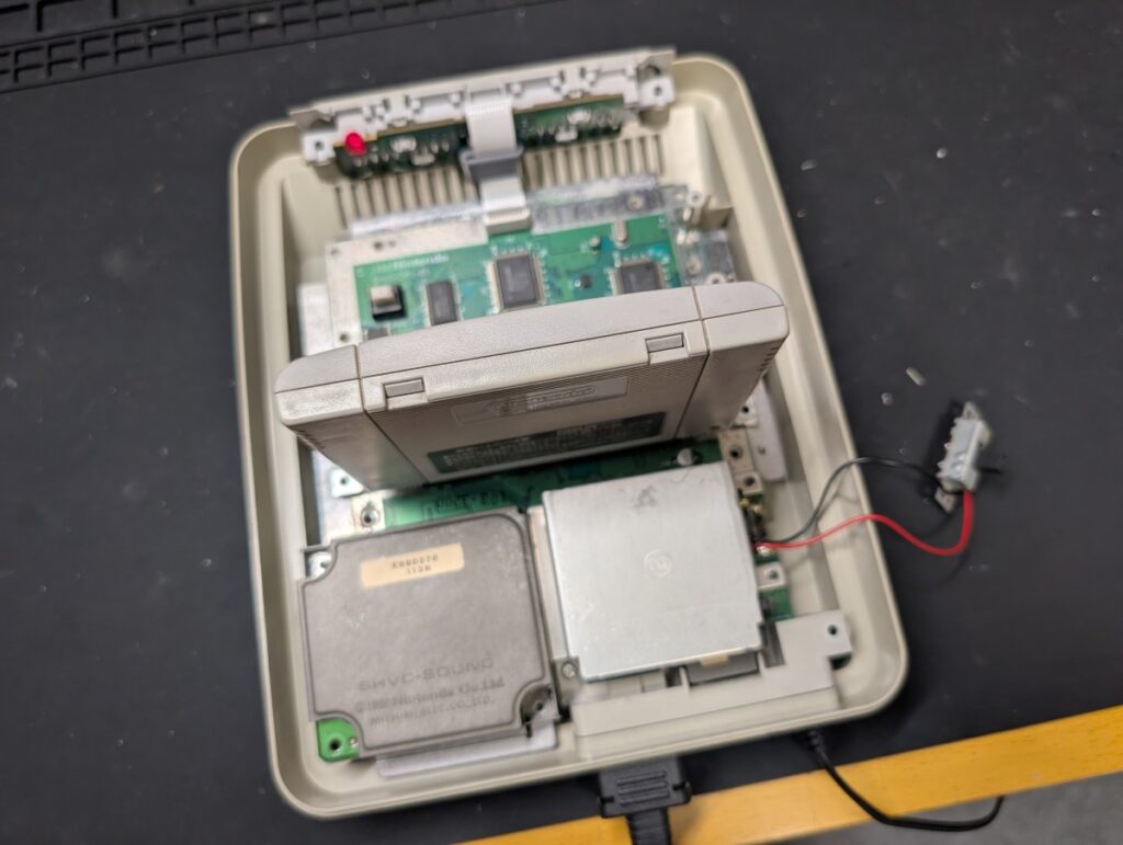スーパーファミコンの基板修理後の動作確認時の様子