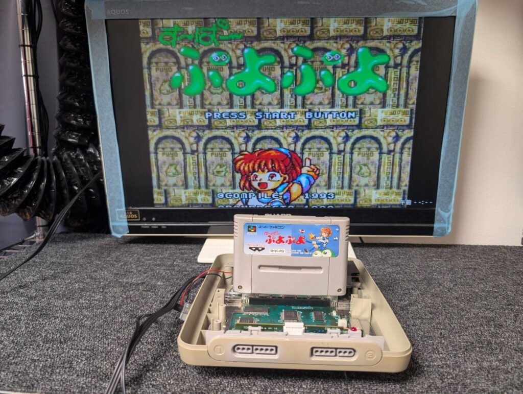 スーパーファミコンの基板修理後の動作確認時の様子
ゲームタイトル画面とスーパーファミコン本体の写真