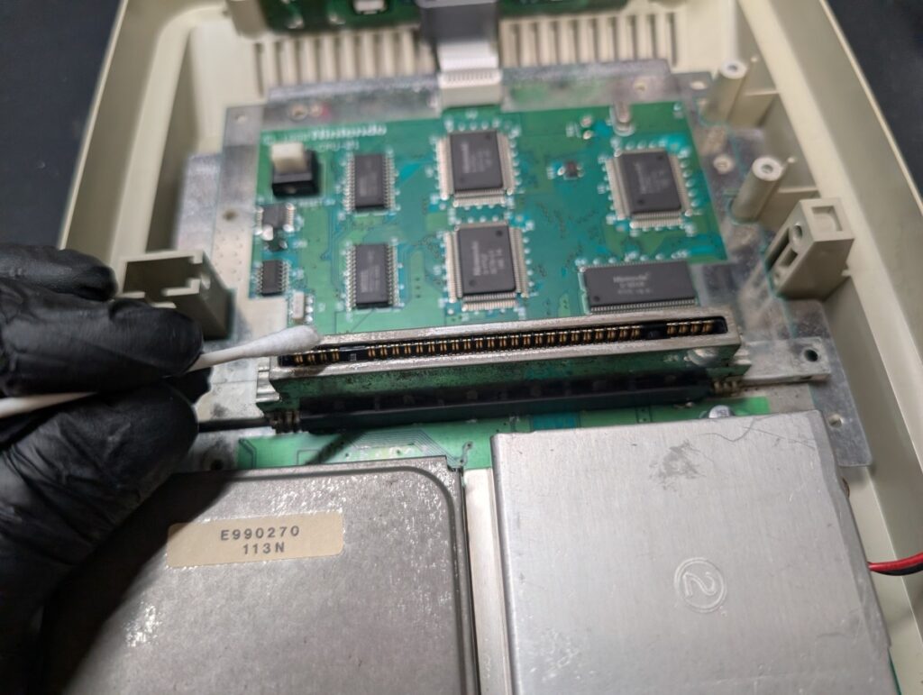 スーパーファミコンのカセット差込口のメンテンナンス中の写真