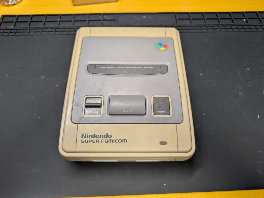 映像が出力されないスーパーファミコンの初期点検時の写真