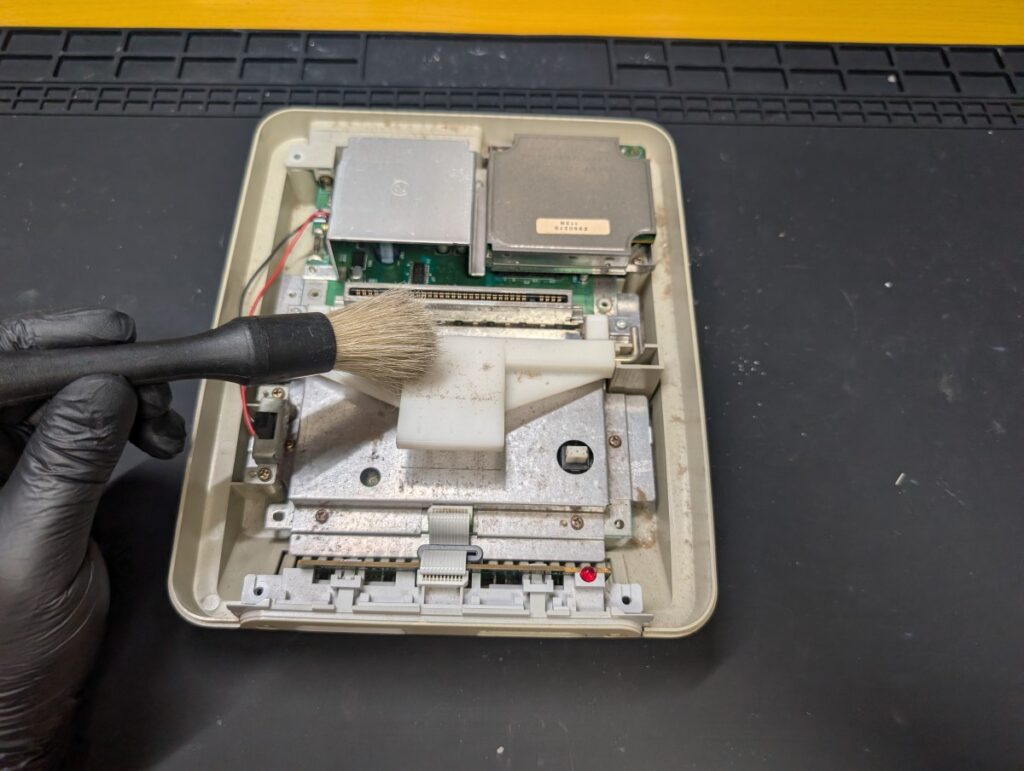 スーパーファミコンの内部の写真
清掃しながら分解している時の写真