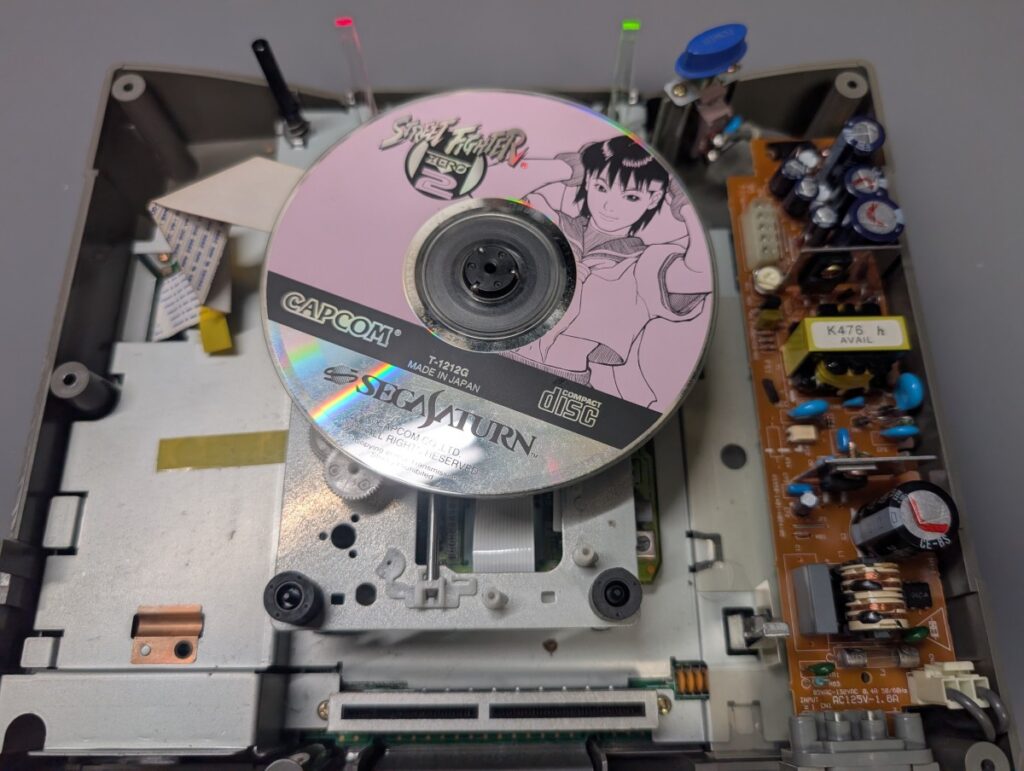 セガサターンの読み込み不良修理後の動作確認時の様子

ゲームディスクセット時