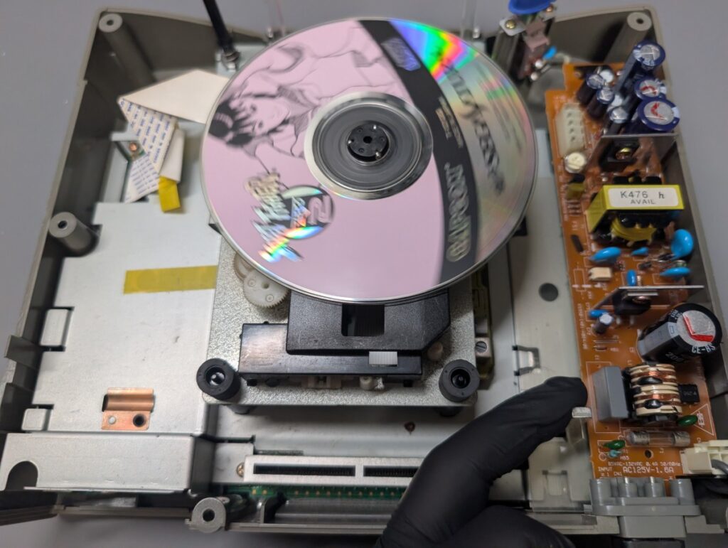 セガサターンの読み込み不良修理後の動作確認時の様子

ゲームディスク読み込み時