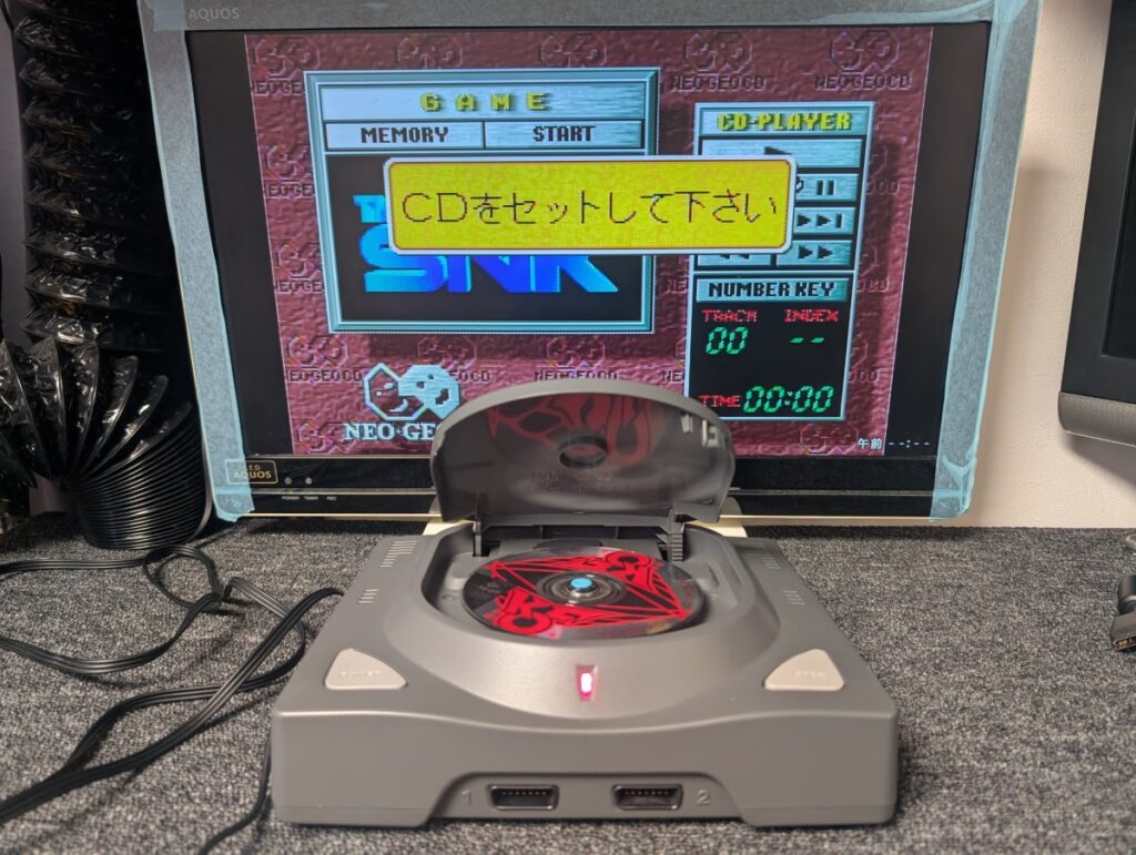 ネオジオCDZ本体とテレビ画面の写真