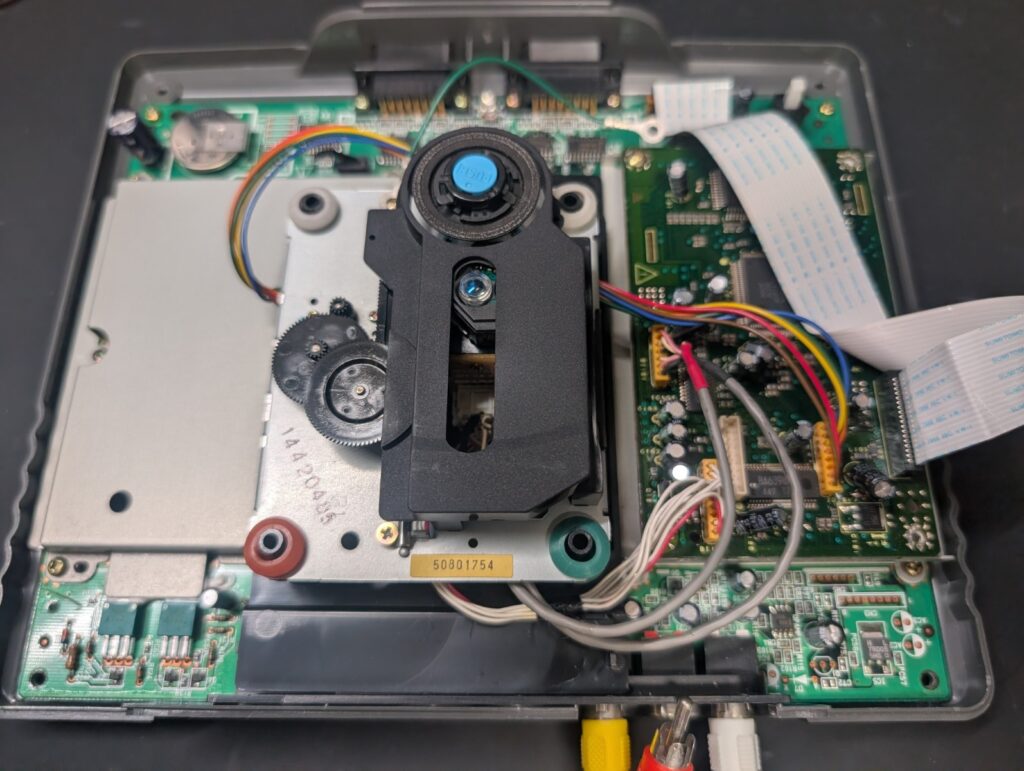 ネオジオCDZのドライブケーブル断線修理後の動作確認時の写真