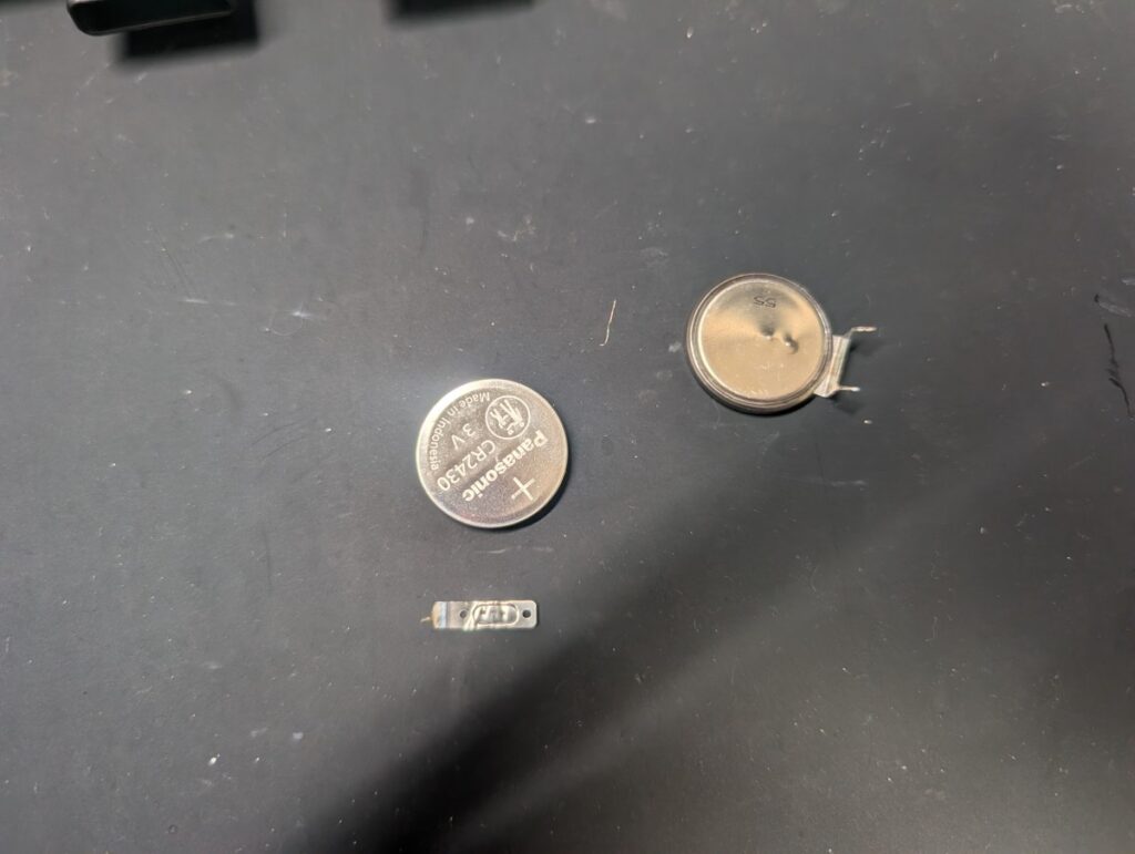 ネオジオCDZの内蔵電池の交換時の様子