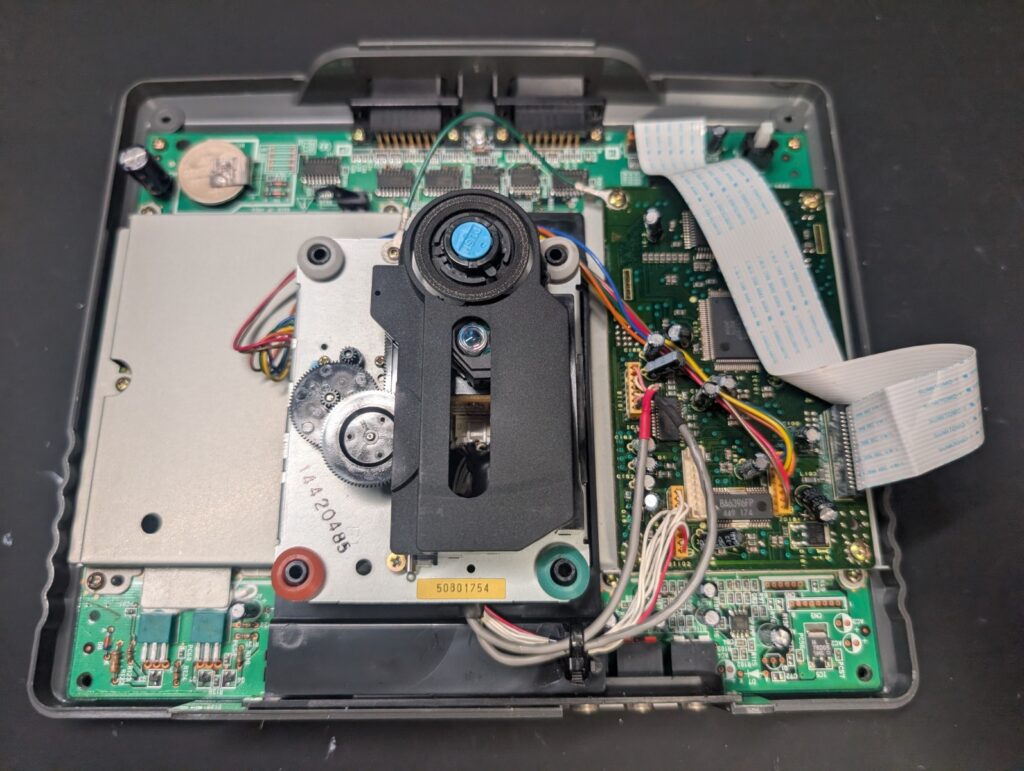 ネオジオCDZの内蔵電池の交換時の様子