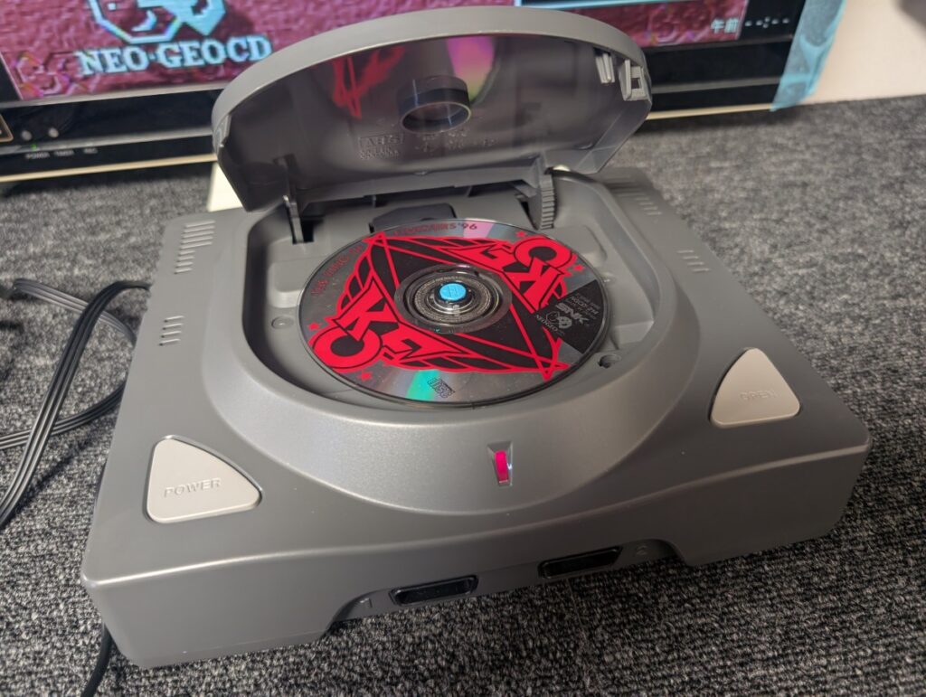 ネオジオCDZ本体とゲームディスクの写真