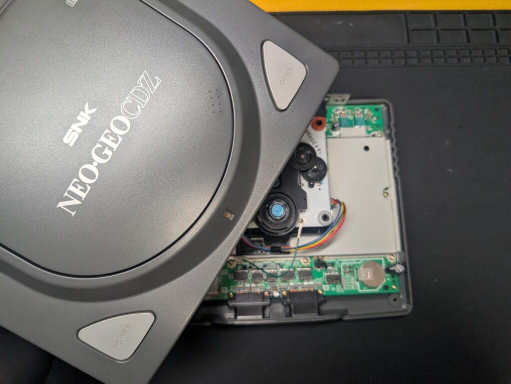 ネオジオCDZの分解時の写真