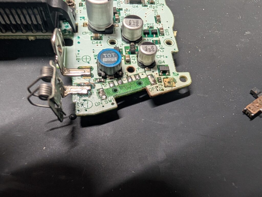 電源が入らないGBAの電源スイッチ交換時の様子
スイッチ取り外し後