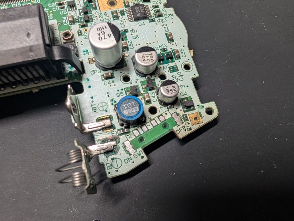 電源が入らないGBAの電源スイッチ交換時の様子
スイッチ取り外し後の清掃後の写真