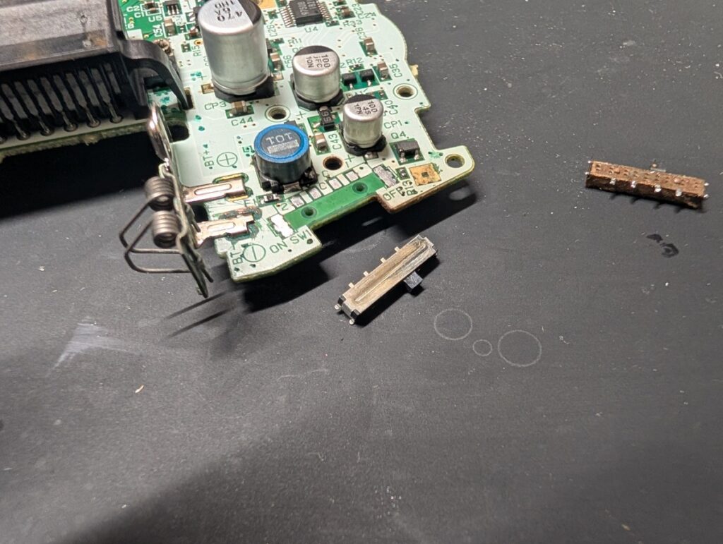 電源が入らないGBAの電源スイッチ交換時の様子

故障した電源スイッチと新しい電源スイッチの写真