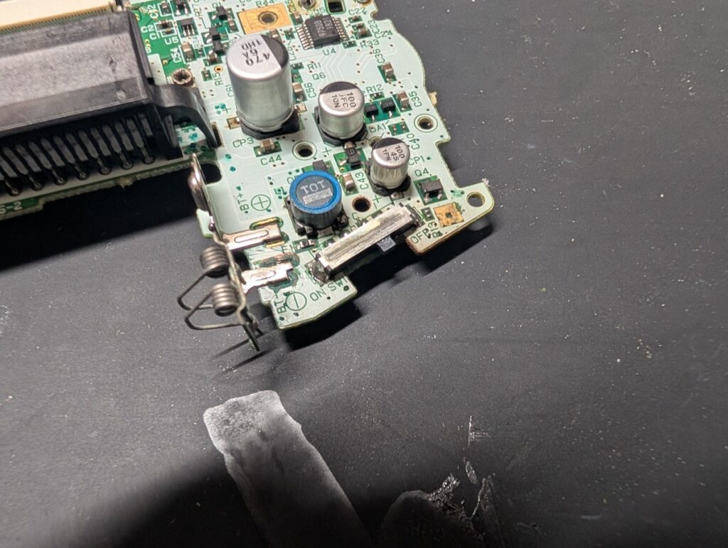 電源が入らないGBAの電源スイッチ交換後の写真