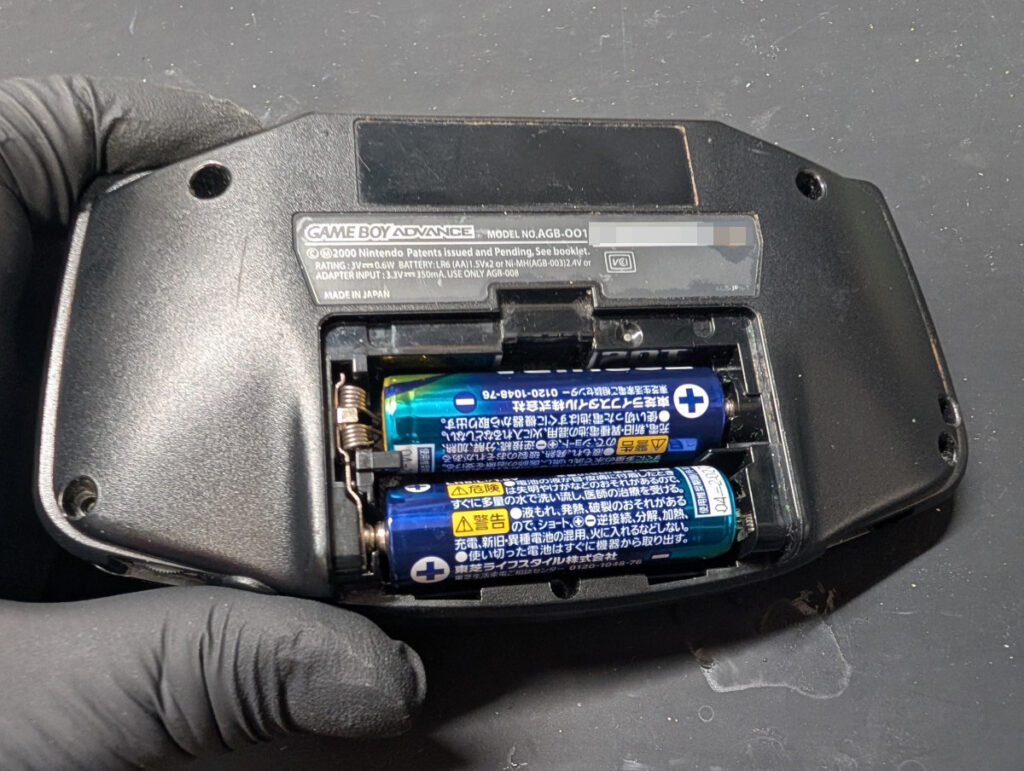 電源が入らないGBAの電源スイッチ交換後の動作確認時の様子