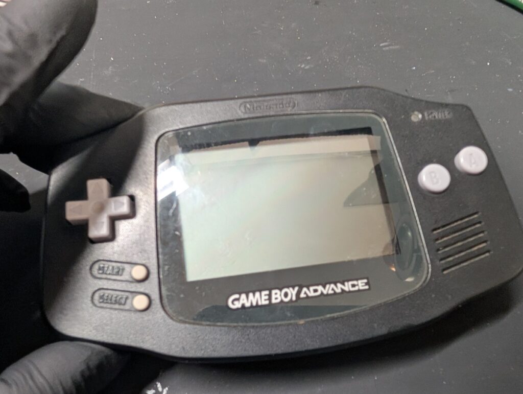 電源が入らないGBAの電源スイッチ交換後の動作確認時の様子

改善してないGBA