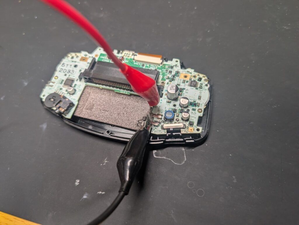 電源が入らないGBAの点検時の様子