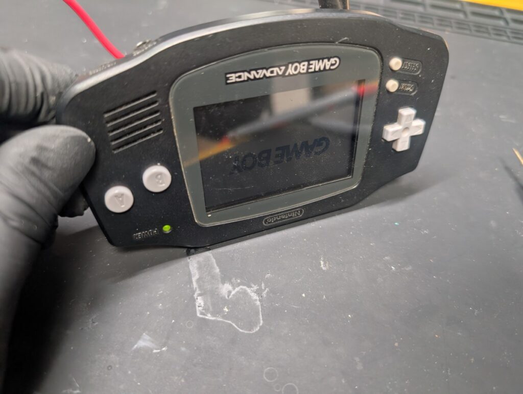 電源が入らないGBAの修理後の動作確認時の様子

電源が入ったGBA