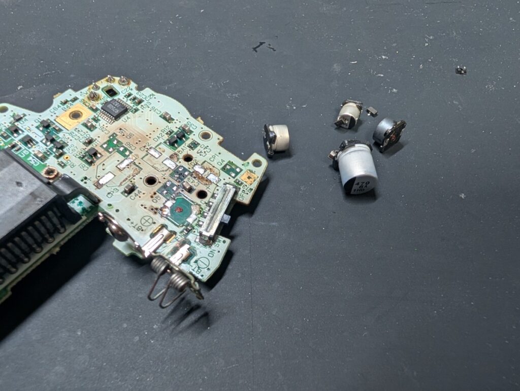 電源が入らないGBAの修理時の写真

コンデンサ、レギュレータ取り外し時
