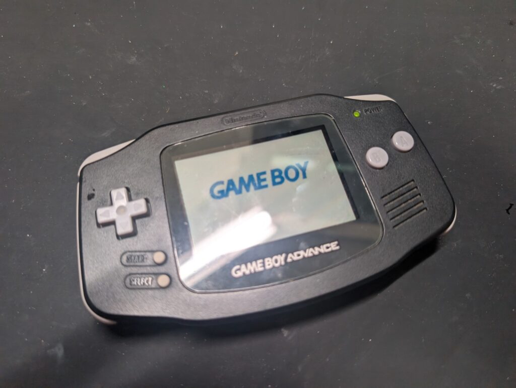 電源が入らないGBAの修理後の動作確認時の写真

ゲームボーイロゴ表示