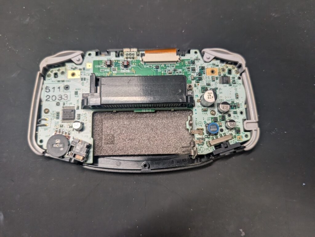 電源が入らないGBAの内部の写真