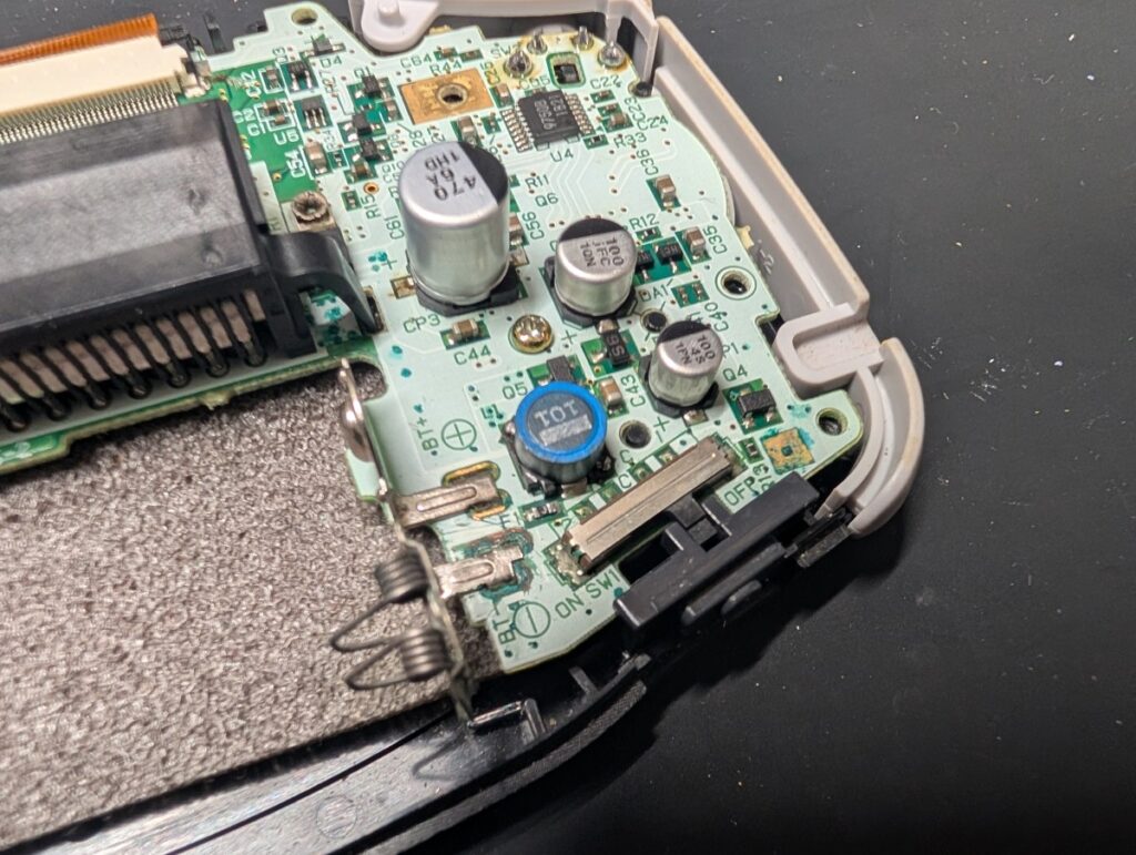 電源が入らないGBAの電源スイッチ部分の写真